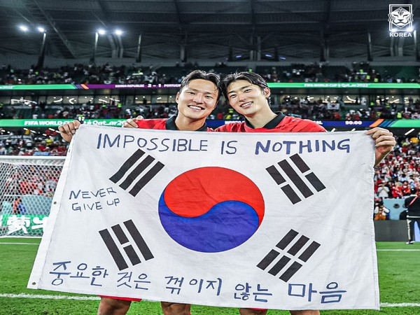 South Korea players posing with national flag (Photo: Twitter@theKFA) 