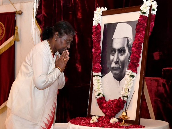 President Droupadi Murmu paid floral tributes to Dr Rajendra Prasad (Photo: President of India Twitter)
