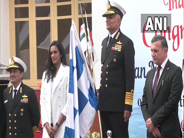 (From right) Admiral R Hari Kumar, Vice Admiral SN Ghormade and Badminton star PV Sindhu (Source: ANI)