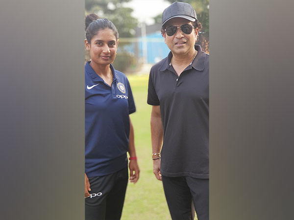 Sachin Tendulkar with birthday girl Mithali Raj (Image: Sachin Tendulkar Twitter)