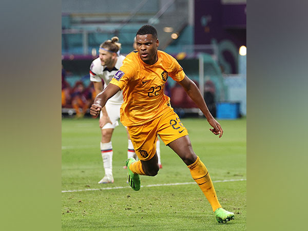 Denzel Dumfries celebrates after scoring a goal against USA in Round of 16 match (Image: FIFA World Cup Twitter)