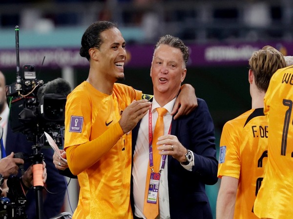 Netherlands coach Louis van Gaal with captain Virgil van Dijk (Photo: Twitter@OnsOranje) 