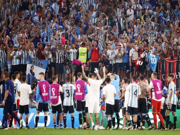 Argentina team acknowledging fans (Photo: Twitter@FIFAWorldCup