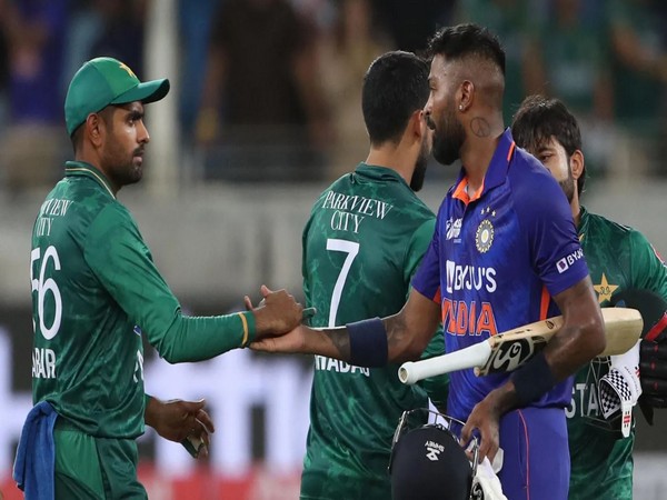 Babar Azam with Hardik Pandya (Photo; ICC)