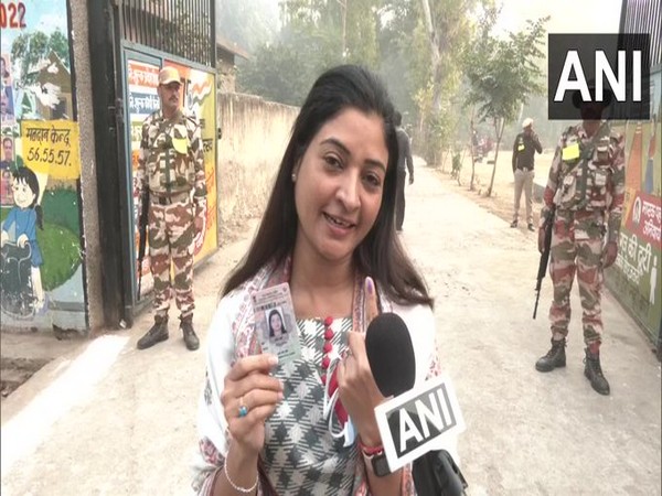 Congress leader Alka Lamba casts her vote (Photo/ANI)