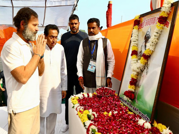 Congress leaders Rahul Gandhi and Kamal Nath paying tribute to Tantia Bheel in MP's Agar Malwa (Photo/ANI)
