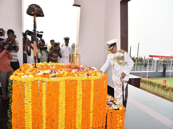 Eastern Naval Command pays homage to service personnel who made the supreme sacrifice. 