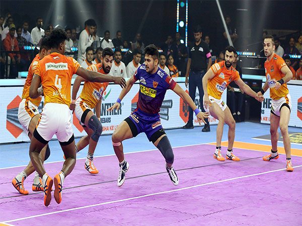 Puneri Paltan and Dabang Delhi in action during Pro Kabaddi League (Image: PKL)