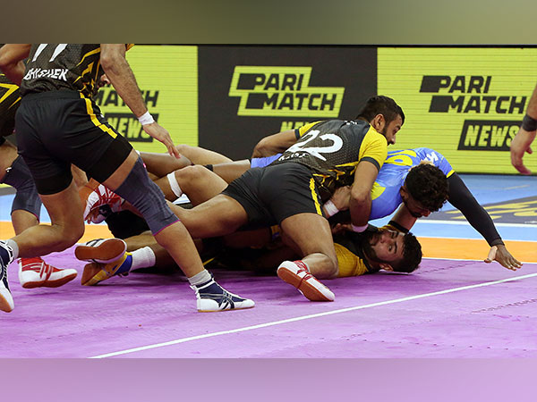 Tamil Thalaivas' skipper Ajinkya Pawar doing a five raid point against Telugu Titans (Image: PKL)