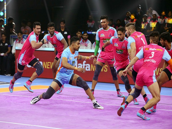 Jaipur Pink Panthers in action against Bengal Warriors in Pro Kabaddi League (Image: PKL)