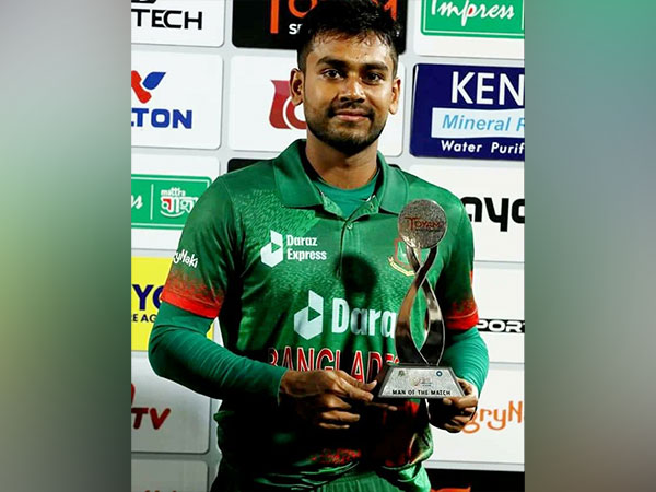 Mehidy Hasan Miraz getting 'Player of the match' award (Image: Mehidy Hasan Miraz Twitter)
