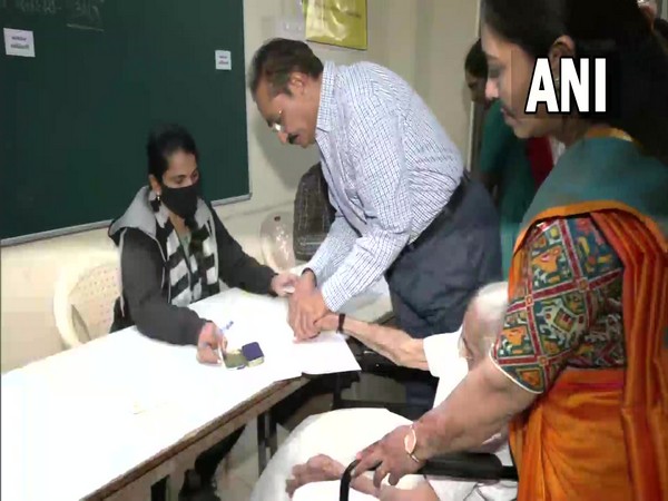 PM Modi's mother Heeraben Modi casts her vote in Gandhinagar (Photo:ANI)