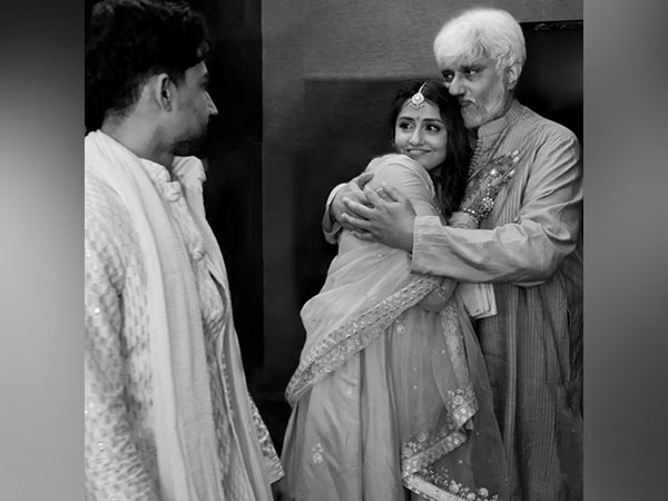 Filmmaker Vikram Bhatt and his daughter (Image source: Instagram)