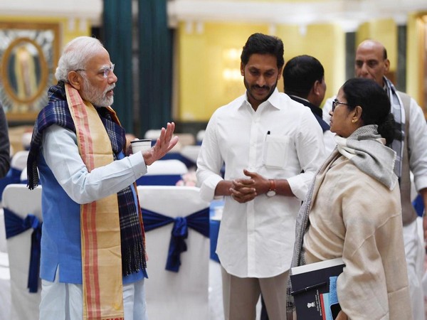 Prime Minister Narendra Modi with West Bengal CM Mamata Banerjee and Andhra Pradesh CM YS Jagan Mohan Reddy (Photo/ANI)