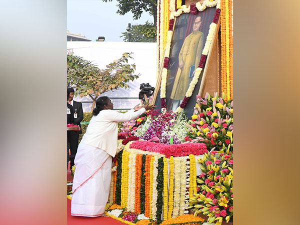 President Droupadi Murmu paying floral tribute to De BR Ambedkar (Photo/Twitter@rashtrapatibhvn)