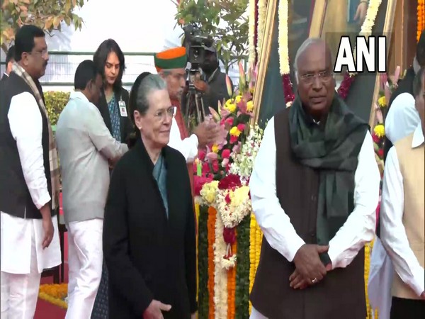 UPA chairperson Sonia Gandhi (left) and Congress president Mallikarjun Kharge (right) (Photo/ANI)
