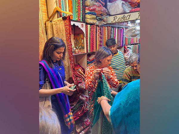 Annalena Baerbock shopping at Delhi's Chandni Chowk (Image source Twitter handle of Dr Philipp Ackermann @AmbAckermann)