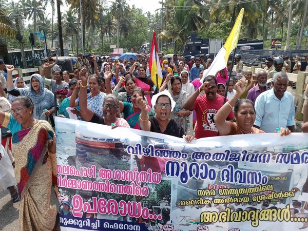 Women from coastal community belonging to Latin Archdiocese of Trivandrum raise slogans during a protest against Vizhinjam Port project in Thiruvananthapuram (Photo:ANI)