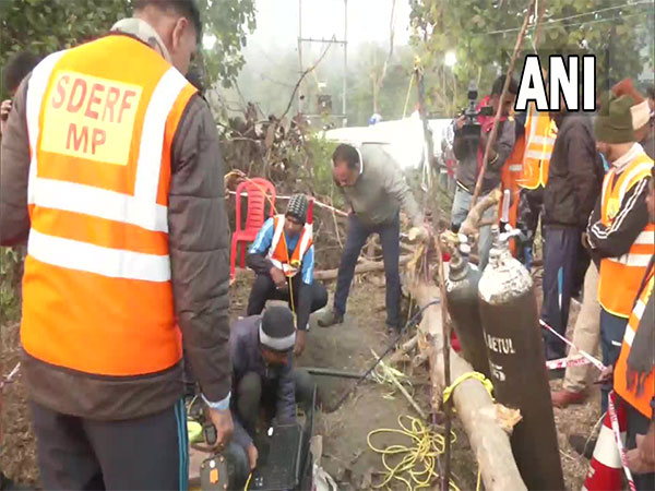 Rescue operation continues for over 16 hours (Photo/ANI)