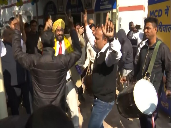 AAP workers begin celebrations (Photo:ANI)
