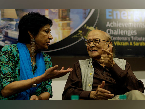 Dancer, Choreographer and daughter of Dr Vikram Sarabahi Mallika Sarabhai (L) in conversation with Dr S.M.Chitre (Photo/ANI)