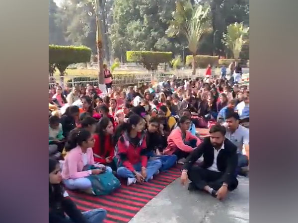 Protest outside Kurukshetra University (Source: Twitter/@NaveenJaihind)