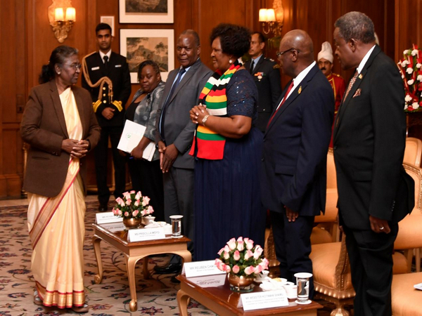 Parliamentary delegation from Zimbabwe calls on President Murmu. (Photo:  Twitter//@rashtrapatibhvn)
