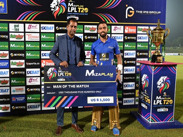 Sadeera Samarawickrama with the 'Man of the Match' cheque. (Photo- LPL)