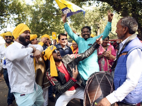 AAP supporters celebrate party's win in MCD polls (Photo/ANI)