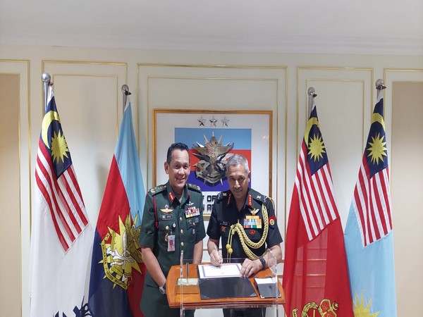Indian Army Vice chief Lieutenant General BS Raju meets Malaysian Army Chief Lieutenant General Datuk Arman Rumaizi Bin Hj Ahmad (Image Credit: Twitter/@adgpi)