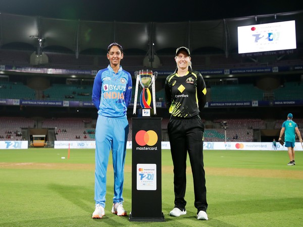 Harmanpreet Kaur, Alyssa Healy (Photo: Twitter@BCCIWomen) 
