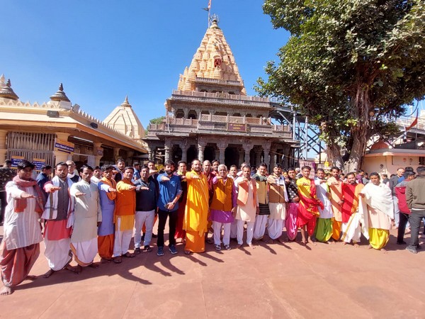 Priests, mahants and administrative officials taking oath on the Mahakal temple premises (photo/ANI)