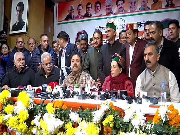 Himachal Pradesh Congress chief Pratibha Singh with other party leaders (Photo/ANI)