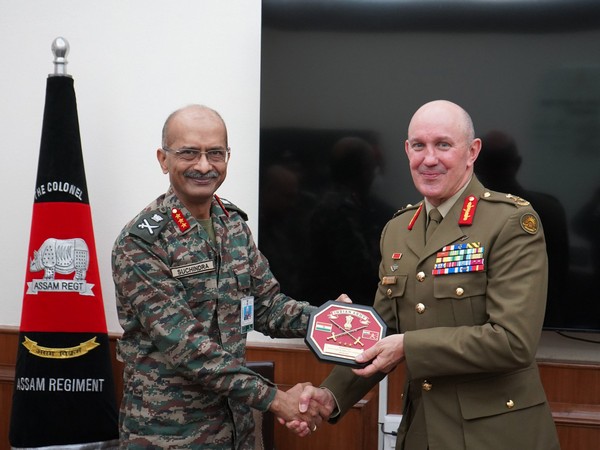 Major General Chris Field of the Australian Army and  Lt. General M.V. Suchindra Kumar (DCOAS). (Photo: Twitter//@adgpi)