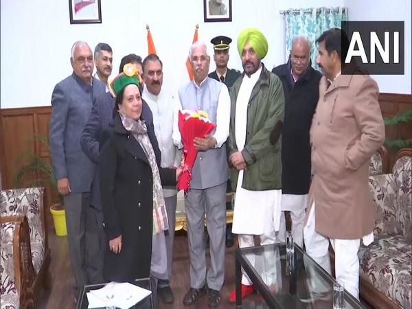 CM-designate Sukhwinder Singh Sukhu, Governor RV Arlekar and other Congress leaders at the Raj Bhawan. (Photo/ANI)