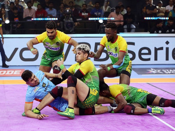 Patna Pirates in action against Bengal Warriors in Pro Kabaddi League. (Image: PKL)