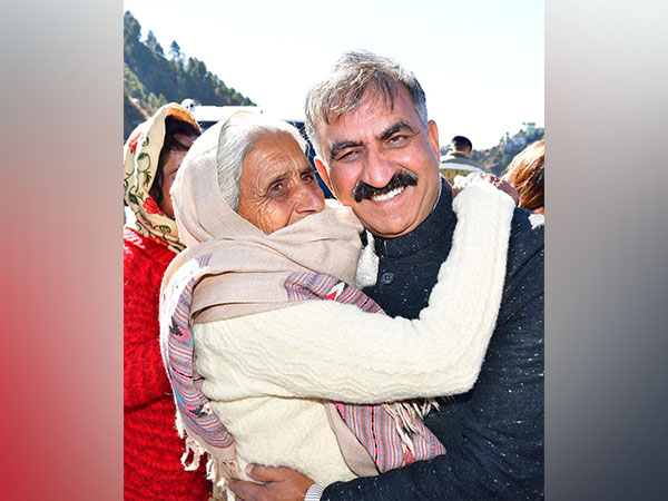 Himachal Pradesh Chief Minister Sukhvinder Singh Sukhu with her mother (Photo/ANI)