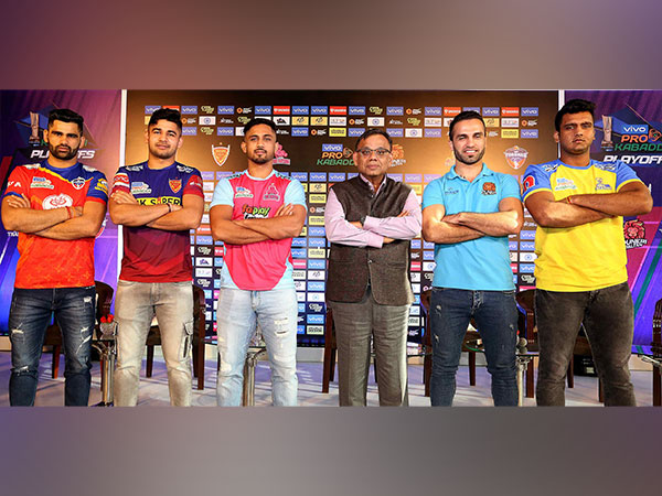 Captains of Pro Kabaddi League teams with League Commissioner (In centre)(Image: PKL)