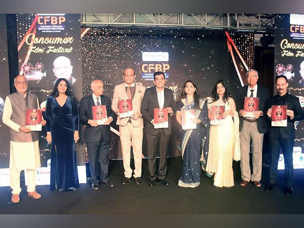 L-R Shekhar Bajaj, Kiren Srivastav, Justice BN Srikrishna, Swapnil Kothari, Sanjeev Kapoor, Shaina NC, Payal Kothari, Niranjan Jhunjhunwala & Mickey Mehta 