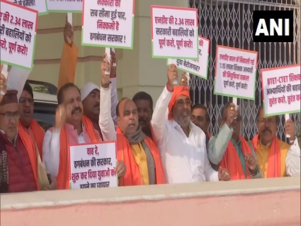 BJP MLAa protesting at the State Assembly in Bihar (Photo)