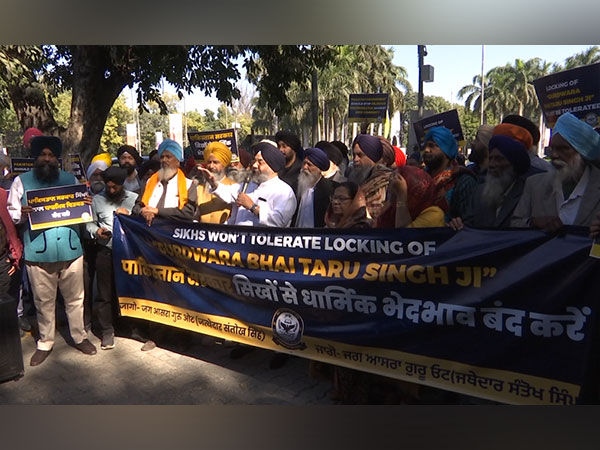 Sikhs hold protest in Delhi against sealing of Gurudwara in Pak