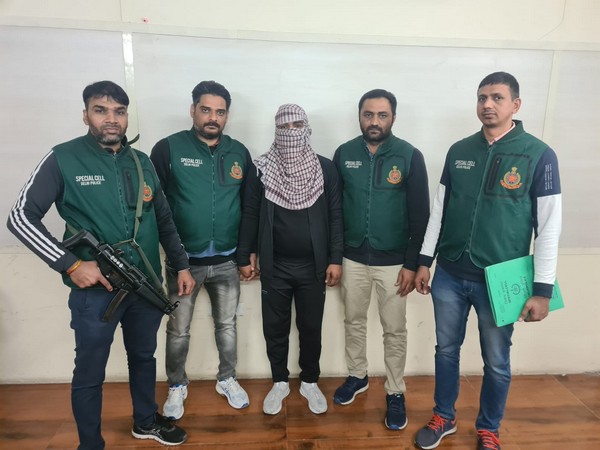 Delhi Police Special Cell with member of Tillu Tajpuria gang, Chandan Singh (Photo Credit: Twitter/ @ANI)