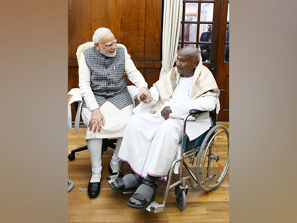 Prime Minister Narendra Modi, Former Prime Minister HD Deve Gowda (Photo:ANI)