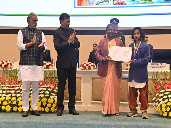President Murmu presenting National Energy Conservation Awards in New Delhi (Photo/Ministry of Power)