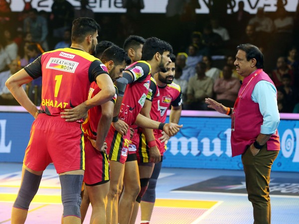 Bengaluru Bulls team in conversation with coach Randhir Singh (Image: PKL)