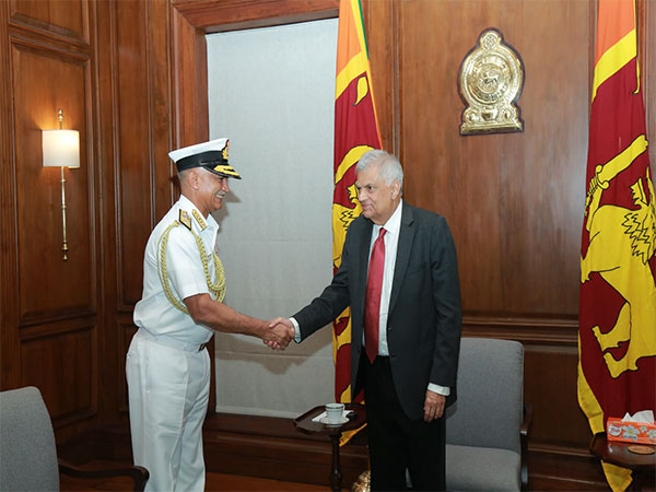 CNS Admiral R Hari Kumar, Sri Lankan President Ranil Wickremesinghe (Image Credit: Twitter/@indiannavy)