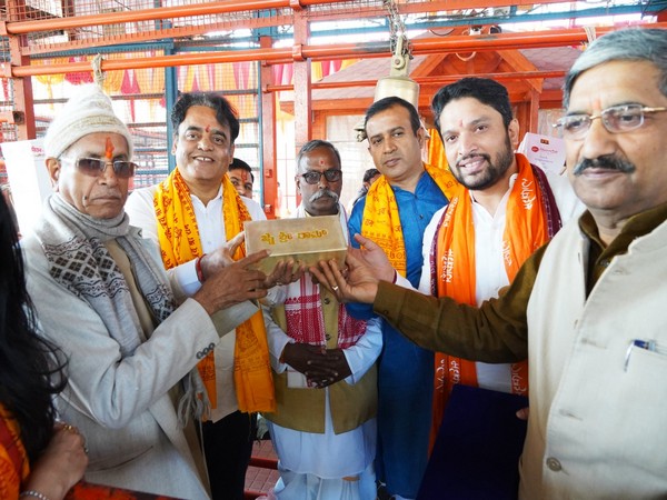 Ramanagara devotees offer silver brick to Ram temple at Ayodhya (Photo:ANI)