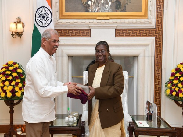 Himachal Governor Arlekar calls on President Murmu in Delhi(PHOTO/ANI)