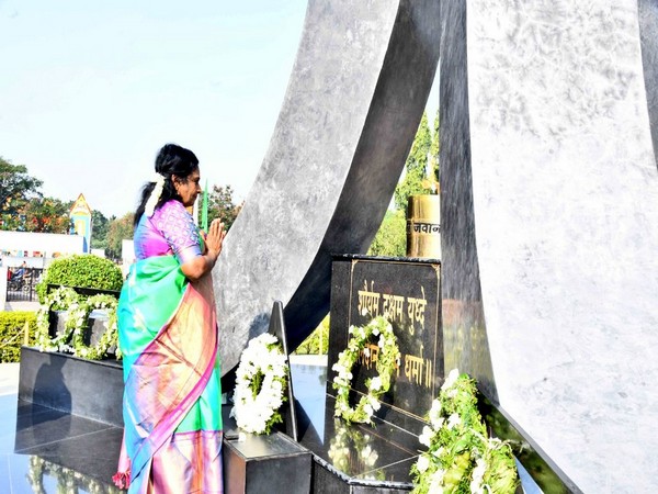 The Governor of Telangana, Dr. Tamilisai Soundararajan lays wreath at war memorial at Hyderabad (Photo/Source: @DrTamilisaiGuv)