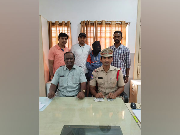 Police with the accused arrested in theft case (Photo/ANI) 